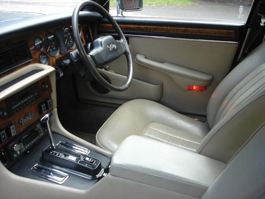  Daimler Double Six Long-Wheelbase Saloon 1984 года  (фото 9 из 10)
